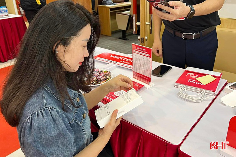 Nhiều khách hàng đặt cọc sớm đã có thể "đập hộp" những chiếc iPhone 16 series đầu tiên. 3.jpg