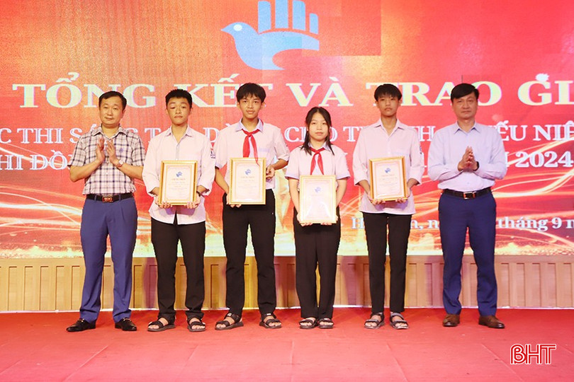 3 giải pháp đạt giải ba được trao giấy chứng nhận của BTC và số tiền thưởng 4 triệu đồng. 5.jpg