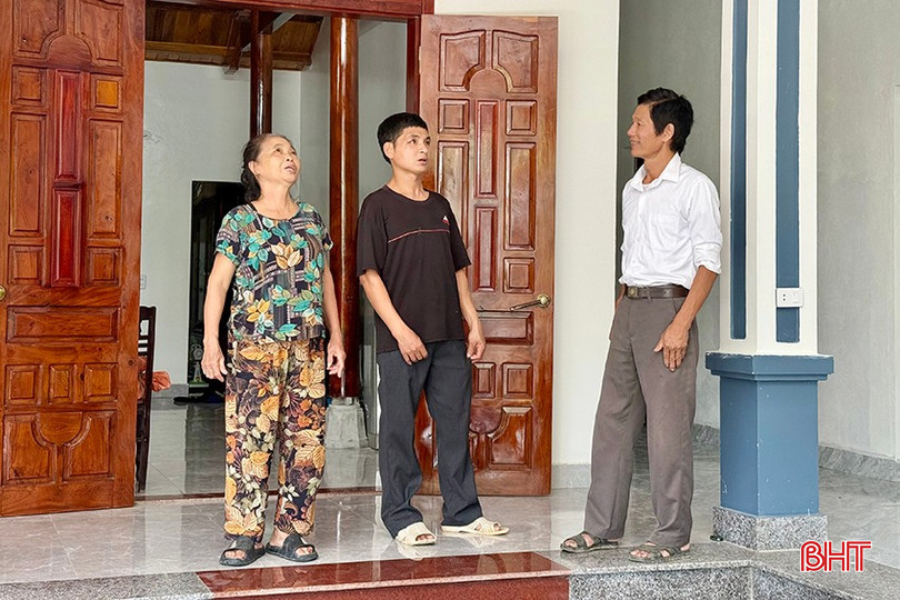 Anh Hà Khắc Hạ (ở giữa) chia sẻ với cán bộ thôn Giếng Thị về tình hình ổn định cuộc sống sau bão số 10. bqbht_br_j3.jpg