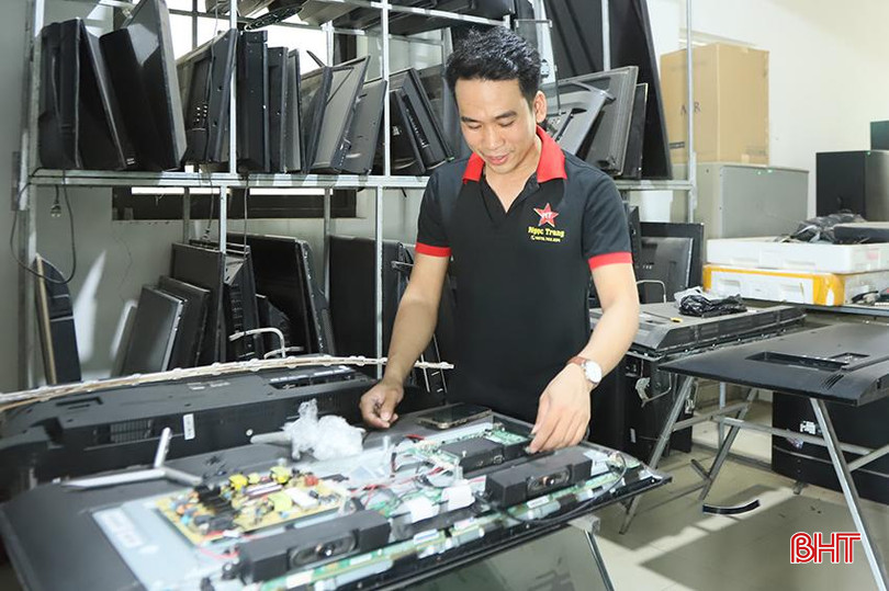 Anh Võ Văn Ngọc theo đuổi nghề sửa chữa điện tử, điện lạnh. 1.jpg
