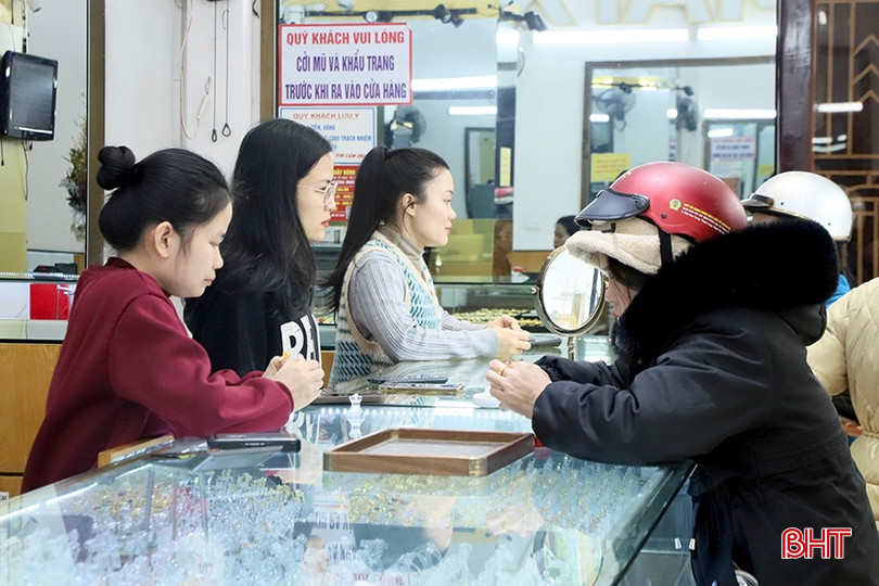 Tiệm vàng Mai Xuân ghi nhận lượng khách hàng đến bán chốt lời tăng cao. bqbht_br_05.jpg