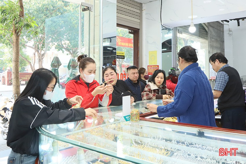 Nhiều khách hàng chọn bán chốt lời khi giá vàng chạm "đỉnh". bqbht_br_02.jpg