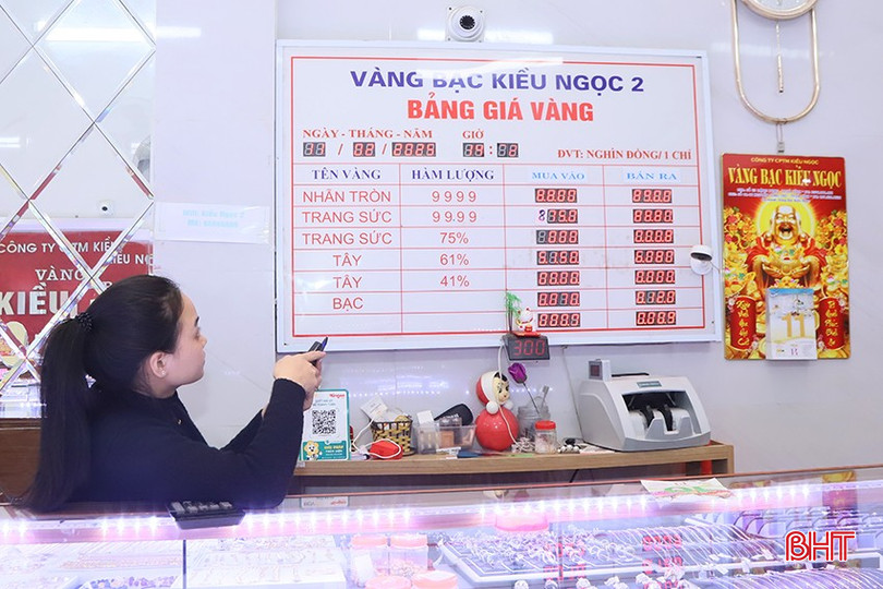 Nhân viên tiệm vàng Kiều Ngọc liên tục điều chỉnh giá vàng trong ngày 11/2. bqbht_br_03.jpg