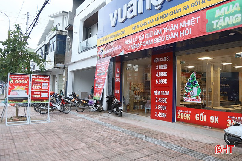 Cửa hàng Vua Nệm treo nhiều banner quảng cáo ưu đãi dịp cuối năm. bqbht_br_j5.jpg