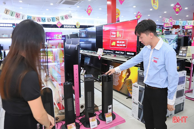 Nhân viên trung tâm Mediamart Hà Tĩnh tư vấn đèn sưởi cho khách hàng. bqbht_br_j1.jpg