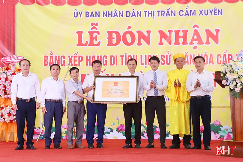 Đại diện chính quyền địa phương và người dân thị trấn Cẩm Xuyên đón nhận bằng xếp hạng di tích lịch sử - văn hoá cấp tỉnh miếu Nhàng Nhàng. 2.jpg