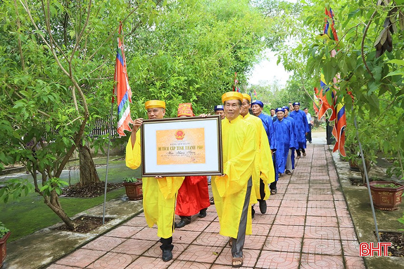 Nhân dân Tổ dân phố 3, thị trấn Cẩm Xuyên tổ chức lễ rước bằng xếp hạng di tích lịch sử - văn hoá cấp tỉnh. 01.jpg