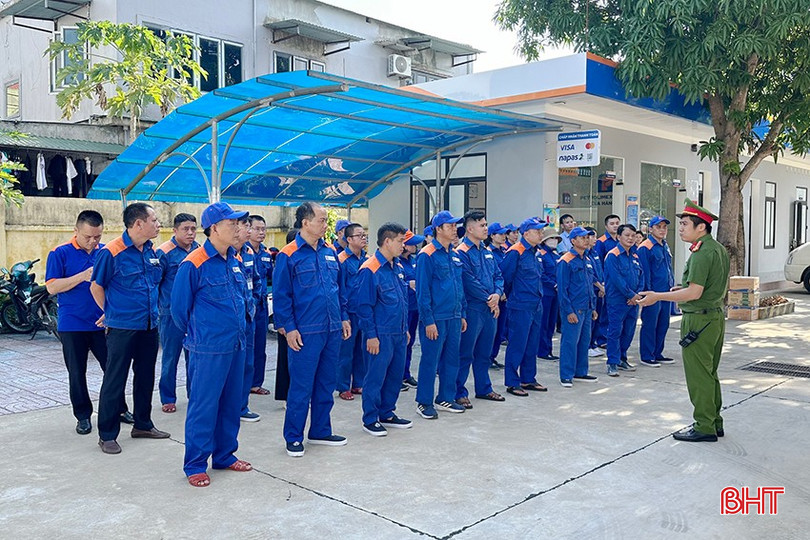 Hơn 50 cán bộ, nhân viên, người lao động của Công ty Xăng dầu Hà Tĩnh tham gia bồi dưỡng nghiệp vụ, thực tập phương án PCCC&CNCH. O1.jpg