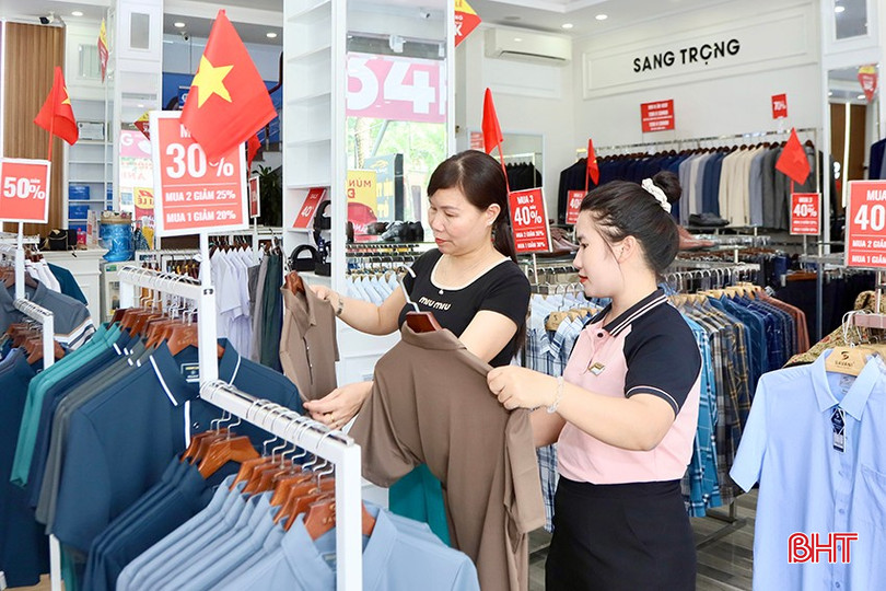Các sản phẩm thời trang hè được giảm giá sâu thu hút khách hàng mua sắm. bqbht_br_u2.jpg