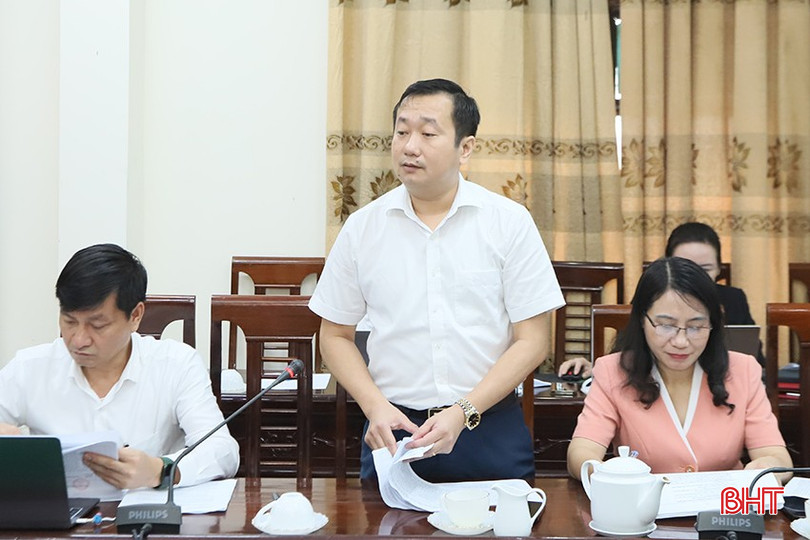Phó Giám đốc Sở GD&ĐT Nguyễn Ngọc Lê Nam thảo luận đánh giá các sáng kiến, đề tài liên quan đến lĩnh vực giáo dục. bqbht_br_a2.jpg
