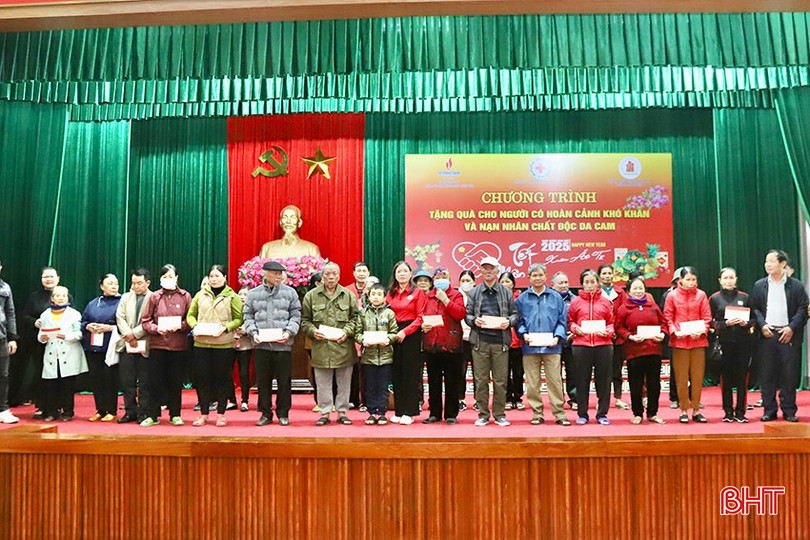 Được biết, đây là hoạt động thường niên của Tổng Công ty Thăm dò khai thác dầu khí (PVEP) với mong muốn sẻ chia, kết nối yêu thương với các gia đình có hoàn cảnh khó khăn trên địa bàn thành phố Hà Tĩnh. Qua đó, động viên các gia đình có hoàn cảnh khó khăn, nạn nhân CĐDC nỗ lực vượt qua khó khăn, từng bước ổn định cuộc sống. Được biết, đây là hoạt động thường niên của Tổng Công ty Thăm dò khai thác dầu khí (PVEP) với mong muốn sẻ chia, kết nối yêu thương với các gia đình có hoàn cảnh khó khăn trên địa bàn thành phố Hà Tĩnh. Qua đó, động viên các gia đình có hoàn cảnh khó khăn, nạn nhân CĐDC nỗ lực vượt qua khó khăn, từng bước ổn định cuộc sống.