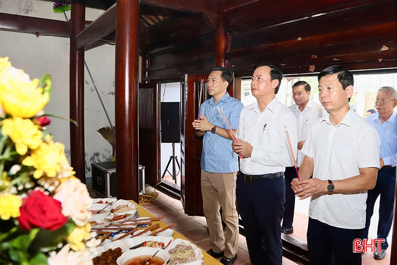 Trưởng Ban Tuyên giáo và Dân vận Tỉnh ủy Hà Văn Hùng và các đại biểu dâng hương bày tỏ lòng thành kính, tri ân những công lao to lớn của cố Tổng Bí thư Trần Phú. b.jpg