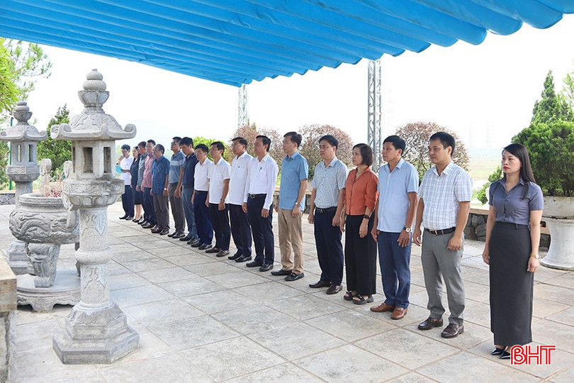 Trước đó, Trưởng ban Tuyên giáo và Dân vận Tỉnh ủy Hà Văn Hùng và đoàn công tác đã tới dâng hương tại phần mộ Tổng Bí thư Trần Phú. d.jpg