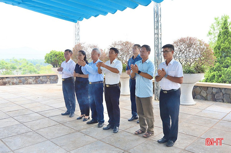 Đại diện gia tộc họ Trần Văn dâng hương tại phần mộ Tổng Bí thư Trần Phú. a.jpg