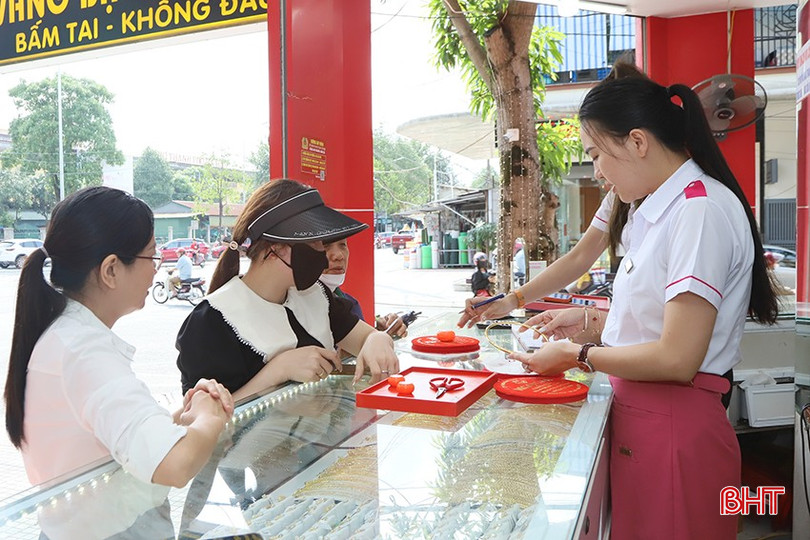 Tiệm vàng Ngọc Hà ghi nhận lượng khách hàng giao dịch sôi động trong sáng 23/10. 1-4935-1518.jpg