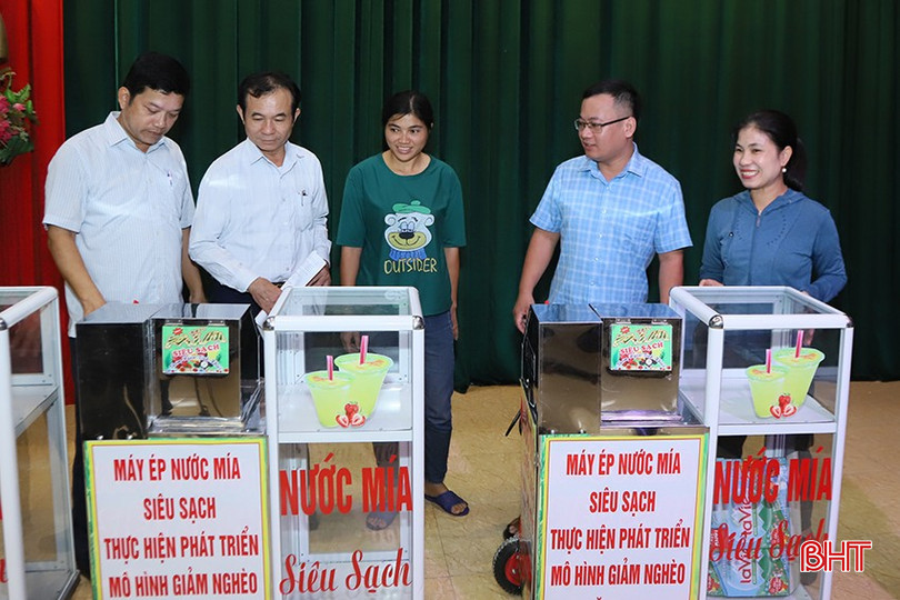 Mô hình sinh kế máy ép nước mía được trao cho các hộ nghèo, hộ cận nghèo phường Nam Hà (TP Hà Tĩnh). p3-9471-4197.jpg