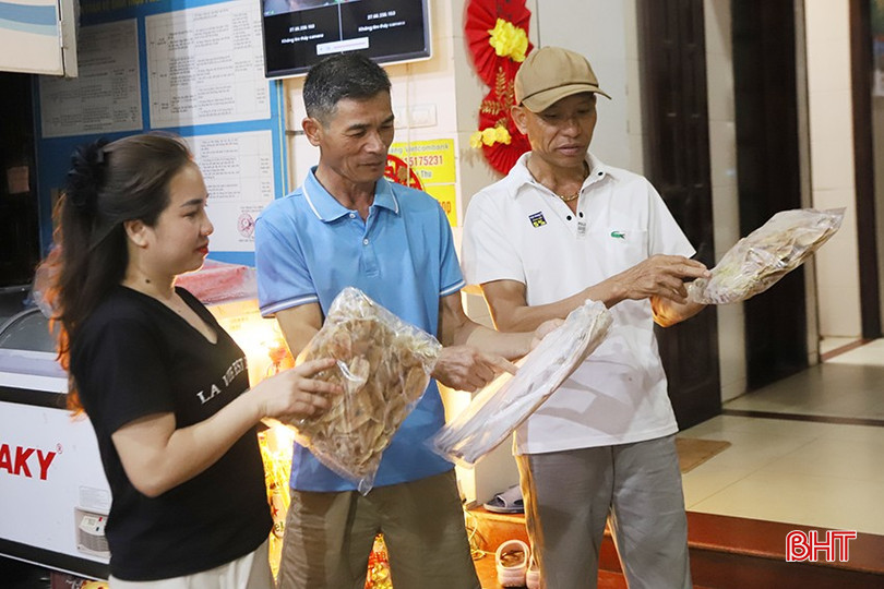 Anh Lương (áo xanh) chọn mua nhiều mặt hàng hải sản khô tại cơ sở hải sản Thanh Sáng. bqbht_br_6.jpg