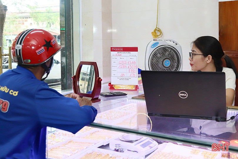 Khách hàng theo dõi giá vàng tại cửa hàng vàng bạc Phương Xuân (phường Thành Sen). bqbht_br_b3.jpg