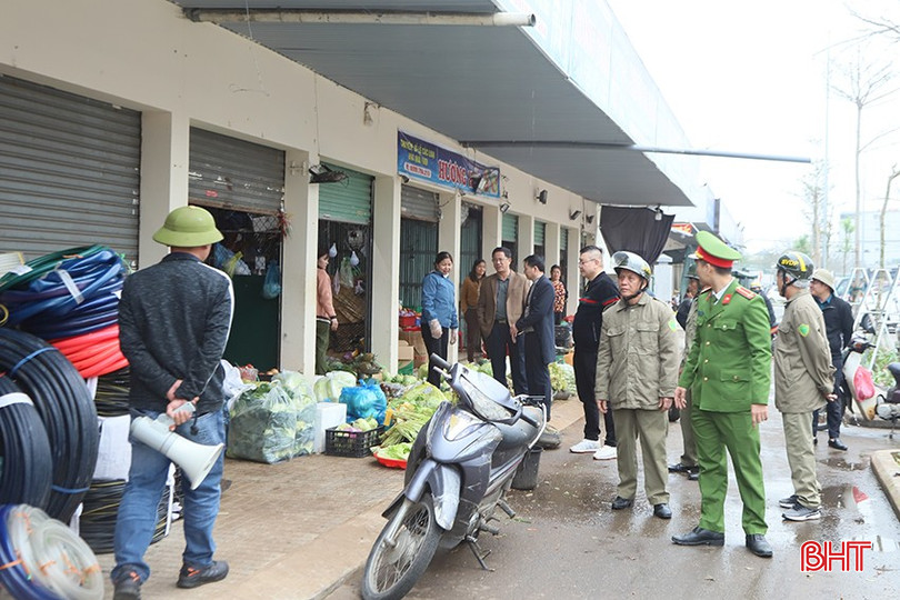 Lực lượng chức năng ra quân tuyên truyền, nhắc nhở người dân về việc dừng, đỗ phương tiện xe mô tô đúng nơi quy định, không đặt vật cản tại các vị trí đỗ xe ô tô. bqbht_br_2.jpg