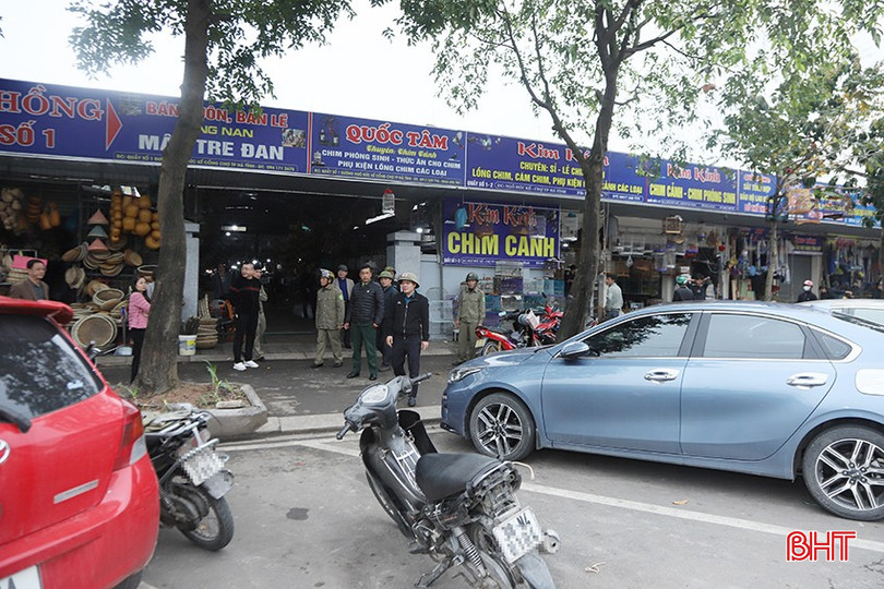 Nhiều tiểu thương phản ánh tại các cổng, lối mở cần có vạch mắt võng xác định vị trí không được dừng đỗ xe. (Trong ảnh: Lối mở tại cổng ra vào chợ trên trục đường Ngô Đức Kế bị chắn bởi các phương tiện đỗ xe). bqbht_br_5.jpg