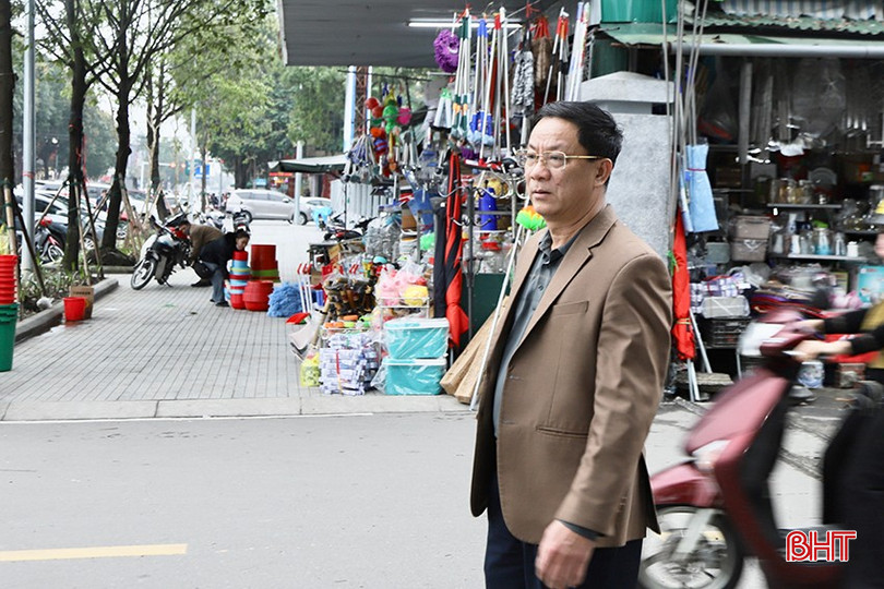 Trưởng BQL Chợ TP Hà Tĩnh Nguyễn Thăng Long: "Cần sớm tháo gỡ những bất cập về vị trí dừng đỗ xe nhằm giúp hoạt động buôn bán trong chợ được thuận lợi hơn". bqbht_br_7.jpg