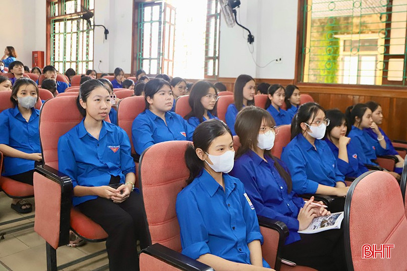 Tại chương trình, hơn 150 đoàn viên, thanh niên được ôn lại truyền thống vẻ vang 94 năm ngày thành lập Đoàn TNCS Hồ Chí Minh, nhận thức vai trò, trách nhiệm của thanh niên trong thời đại mới, đóng góp vào sự phát triển kinh tế - xã hội của địa phương. Tại chương trình, hơn 150 đoàn viên, thanh niên được ôn lại truyền thống vẻ vang 94 năm ngày thành lập Đoàn TNCS Hồ Chí Minh, nhận thức vai trò, trách nhiệm của thanh niên trong thời đại mới, đóng góp vào sự phát triển kinh tế - xã hội của địa phương.