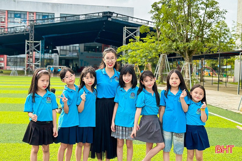 Cô giáo Nguyễn Thị Anh nhận được nhiều tình cảm quý mến từ học sinh Trường Phổ thông liên cấp Albert Einstein. bqbht_br_i2.jpg