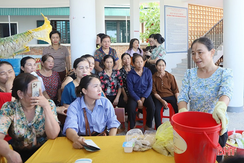 Hội viên được hướng dẫn trực tiếp về quy trình sản xuất phân hữu cơ bằng vi sinh bản địa IMO. 2.jpg