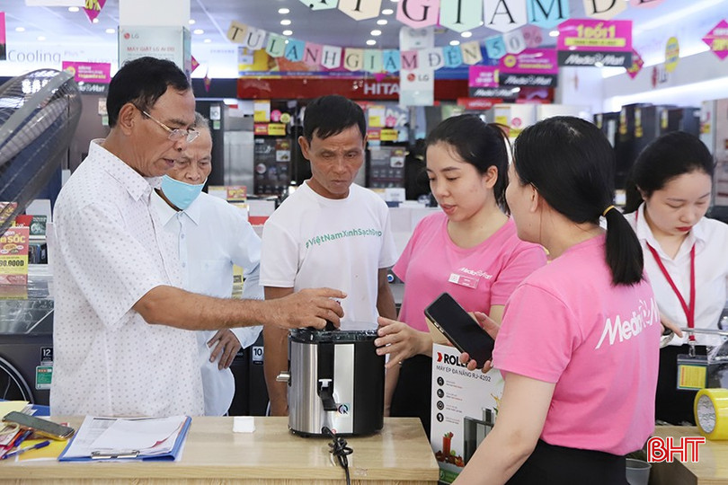 Các chương trình ưu đãi giúp nhiều đơn vị bán lẻ thu hút đông đảo khách hàng. 4-4076.jpg