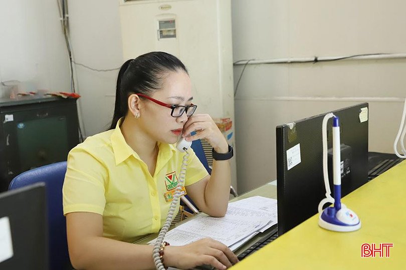 Nhân viên nhà xe Văn Minh liên tục tiếp nhận cuộc gọi đặt vé từ khách hàng. 3.jpg