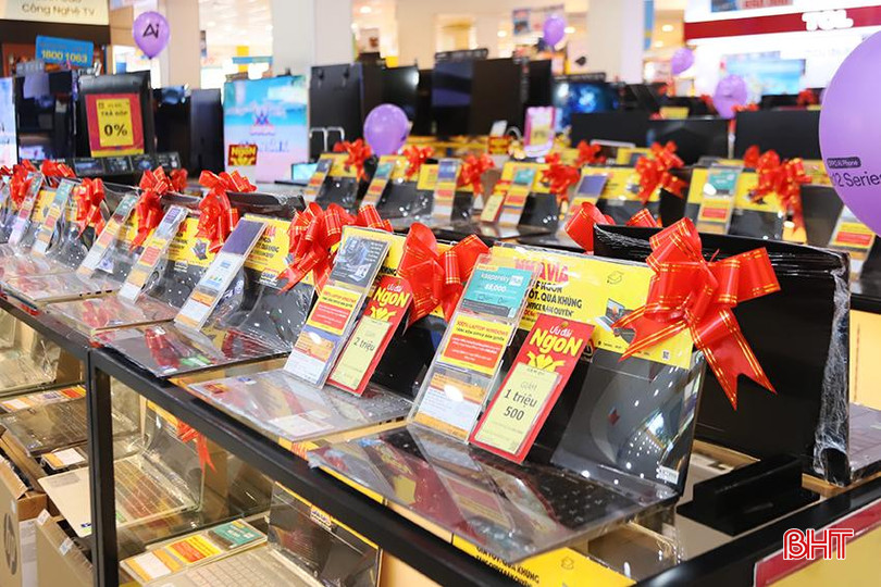 Các cửa hàng, siêu thị điện máy áp dụng nhiều ưu đãi dành cho học sinh, sinh viên trước thềm năm học mới. 4.jpg