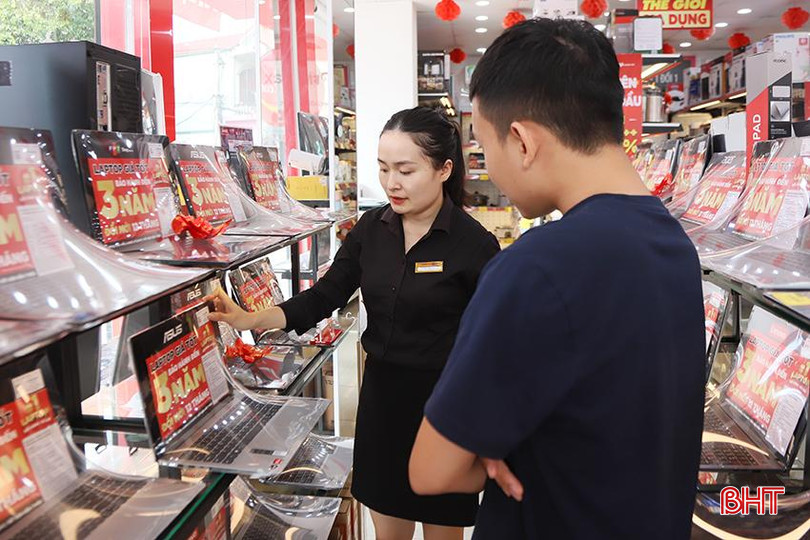 Khách hàng được tư vấn về các dòng máy và chương trình ưu đãi tại FPT Shop. 1.jpg