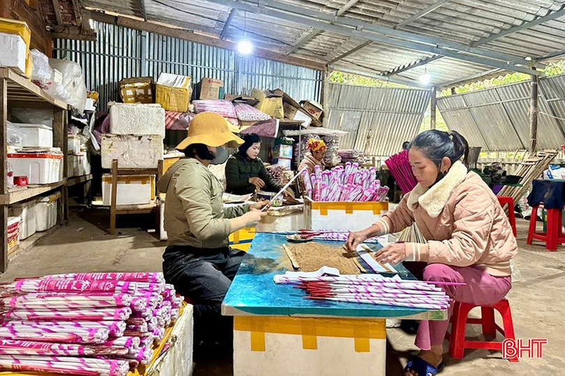 HTX Hương trầm Hiền Linh tăng ca, tăng kíp phục vụ đơn hàng cuối năm. bqbht_br_w2.jpg