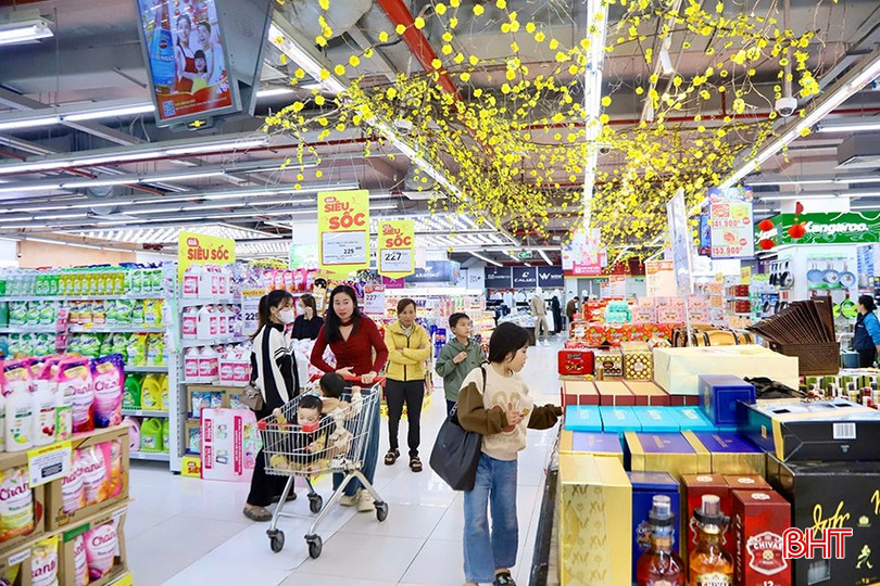 Siêu thị Winmart Hà Tĩnh thu hút nhiều khách hàng đến tham quan, mua sắm dịp Tết. bqbht_br_w4.jpg