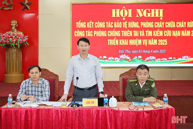 Phó Chủ tịch UBND huyện Đức Thọ Nguyễn Anh Đức, Hạt trưởng Hạt Kiểm lâm huyện Nguyễn Đính, Phó Trưởng phòng Nông nghiệp và Môi trường Bùi Khắc Phong chủ trì hội nghị. bqbht_br_s8.jpg