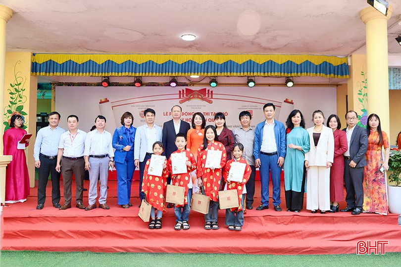 Lãnh đạo Ban Tuyên giáo và Dân vận Tỉnh ủy, Sở GD&ĐT tỉnh Hà Tĩnh và Ban Tổ chức chương trình trao giấy khen và giải thưởng cho 4 học sinh đạt giải Trạng nguyên... bqbht_br_1.jpg