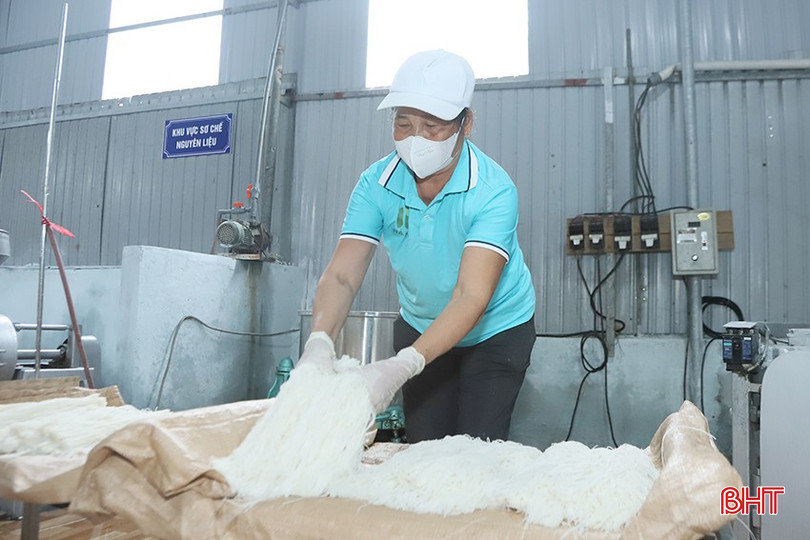 Công việc tại xưởng sản xuất miến gạo giúp bà Nguyễn Thị Thuyết nâng cao thu nhập. bqbht_br_6-4681.jpg