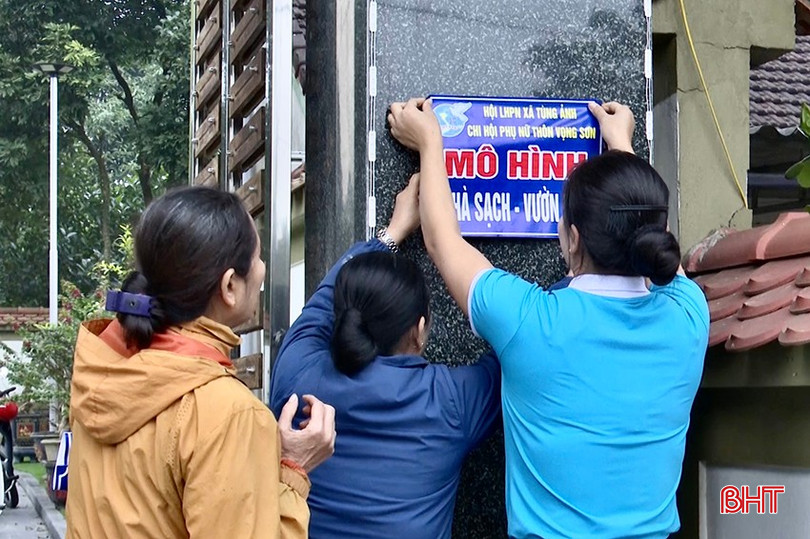Chi hội Phụ nữ xã Tùng Ảnh gắn biển "nhà sạch, vườn đẹp" cho các gia đình đạt chuẩn. bqbht_br_t1.jpg