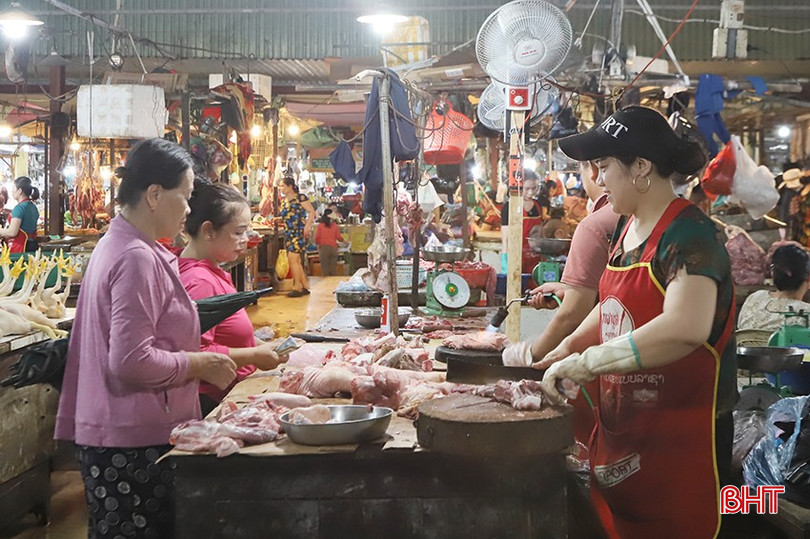 Hoạt động mua bán tại chợ TP Hà Tĩnh diễn ra bình thường. 1.jpg