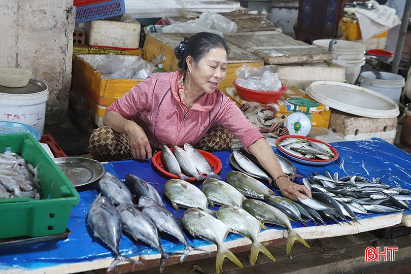 Do tàu thuyền không ra khơi, lượng hàng hoá của bà Nguyễn Thị Mỵ giảm hơn so với ngày thường song vẫn khá đa dạng, đáp ứng nhu cầu của khách hàng. 2.jpg