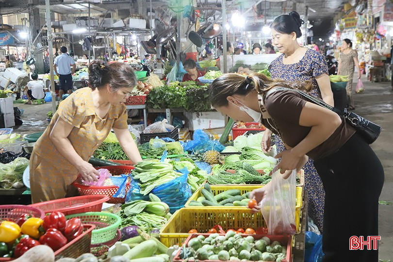 Các gian hàng rau củ tại chợ Hội (thị trấn Cẩm Xuyên) đa dạng các mặt hàng. 3.jpg