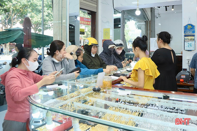 Trong phiên giao dịch sáng 25/4, nhiều khách hàng đến giao dịch tại tiệm vàng Việt Hà không thể mua được nhẫn tròn trơn vì "cháy hàng". bqbht_br_i3.jpg