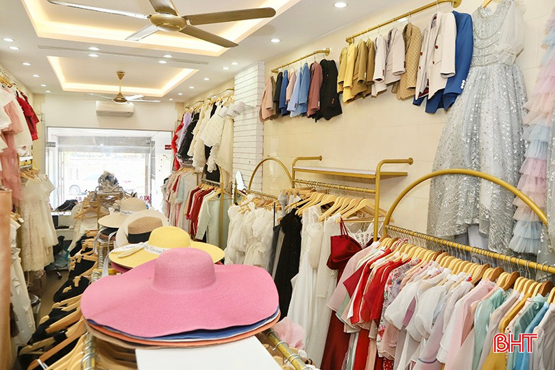Bên cạnh áo dài, vest, các loại phụ kiện như mũ, giày dép cũng được trưng bày đa dạng. bqbht_br_y1.jpg