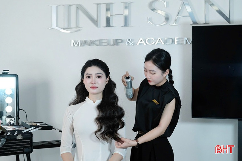 Chị Nguyễn Thị Thùy Linh (bên phải) trực tiếp trang điểm, hỗ trợ các bạn học sinh chỉnh trang về ngoại hình trước khi chụp ảnh kỷ yếu. bqbht_br_y3.jpg