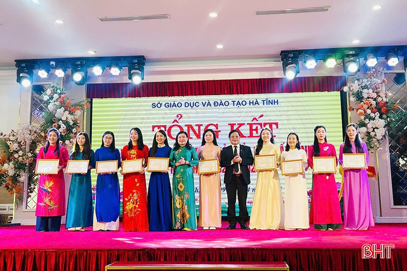Cô giáo Nguyễn Thị Anh (thứ ba từ trái sang) nhận thưởng tại lễ tổng kết hội thi. bqbht_br_i11.jpg
