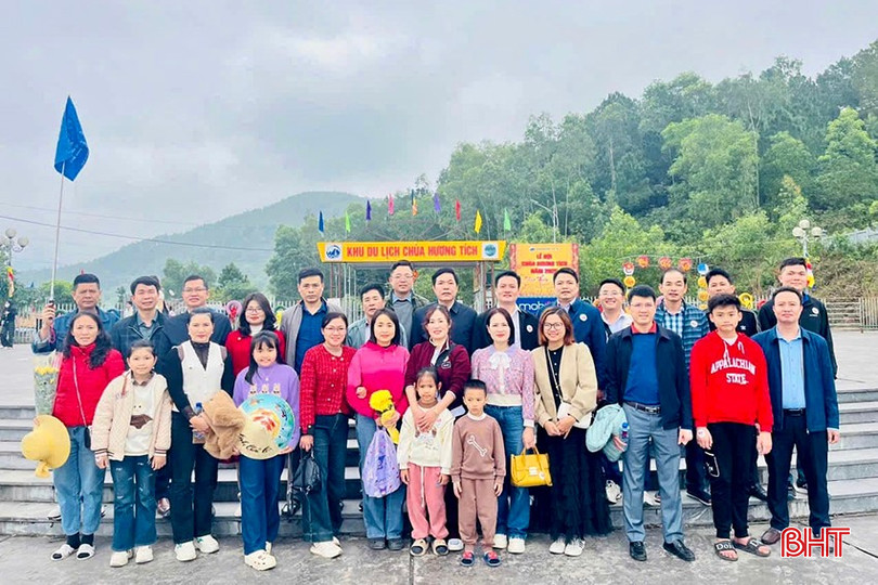 Công ty Du lịch Thành Sen (TP Hà Tĩnh) dẫn đoàn tham quan chùa Hương Tích đầu năm 2025. bqbht_br_e3.jpg