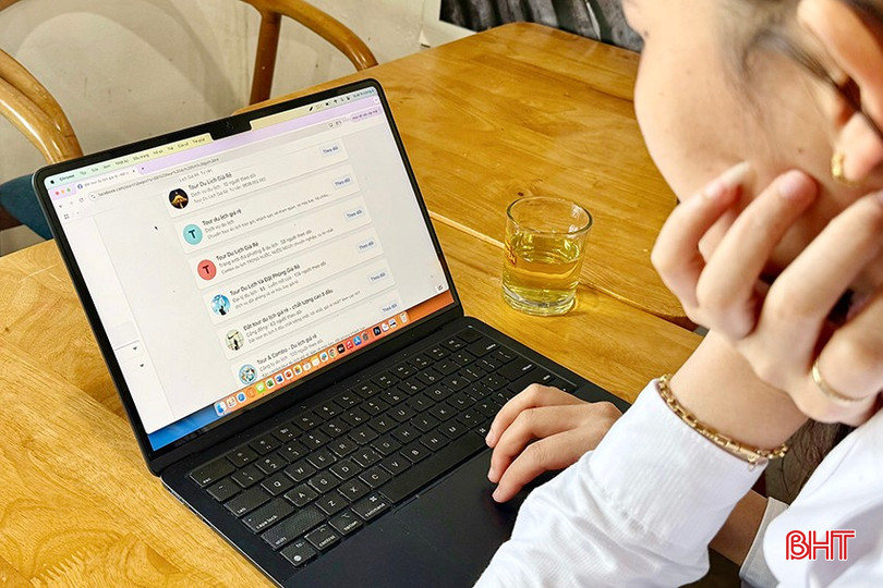 Ngày càng nhiều người lựa chọn đặt tour du lịch và các dịch vụ đi kèm trên các nền tảng mạng xã hội. bqbht_br_e2.jpg