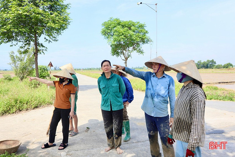 Người dân xã Cẩm Bình tạm gác công việc đồng áng để phản ánh về tình trạng ô nhiễm. bqbht_br_o4.jpg