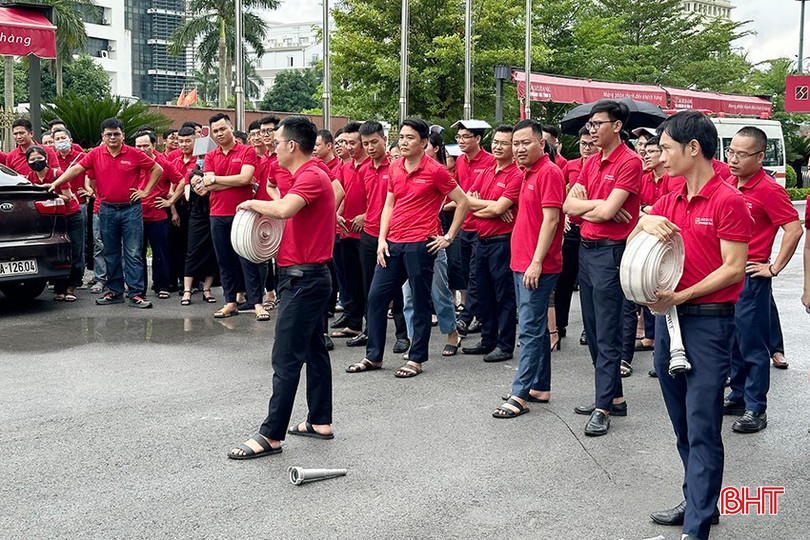 Các học viên được hướng dẫn sử dụng vòi chữa cháy. 9-957.jpg