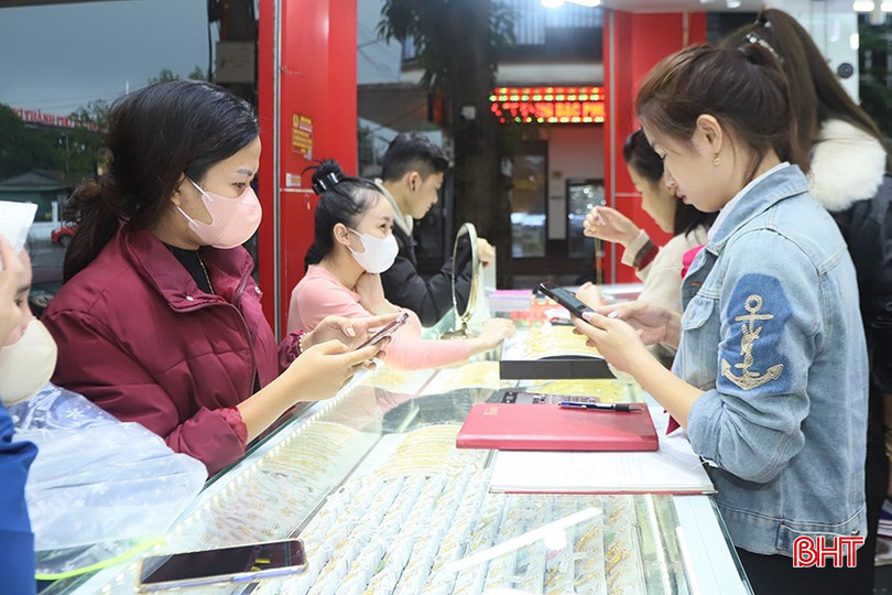 Các cửa hàng vàng bạc trên tuyến phố Nguyễn Công Trứ ghi nhận lượng giao dịch sôi động trong ngày 7/11, chủ yếu người bán ra. bqbht_br_ok1.jpg